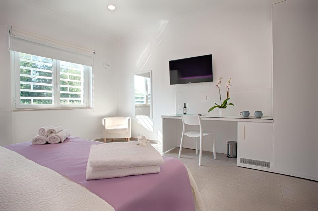 Collatina Suites - Triple Room With Private Bathroom