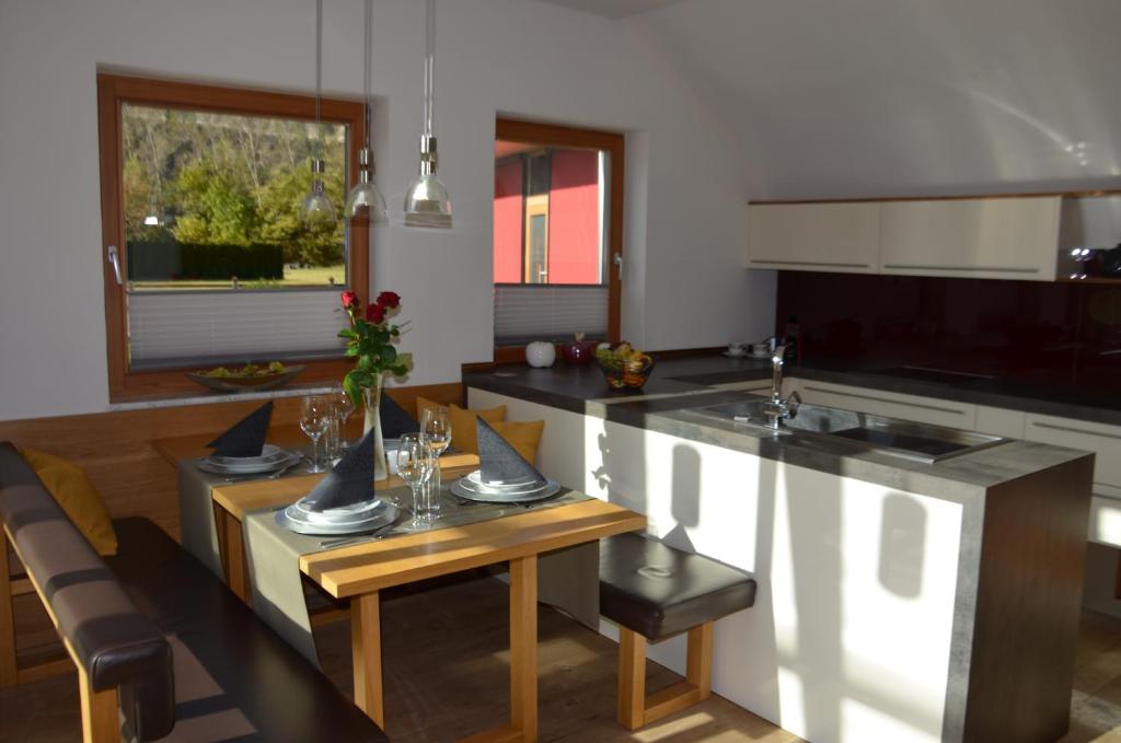 Kuchyň nebo kuchyňský kout v ubytování Villa Tschallener