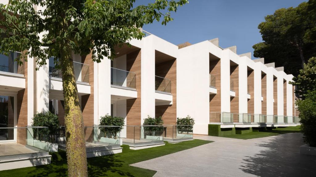 an exterior view of a building with a tree at Iberflat APARTAMENTOS LOS PINOS in Benicàssim