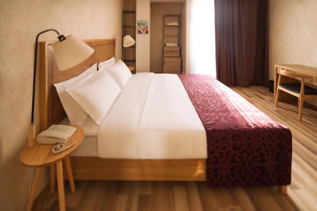 Postel nebo postele na pokoji v ubytování Ornament Boutique Hotel
