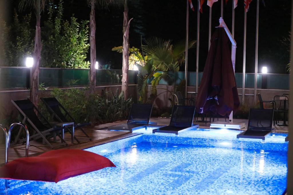 Bazén v ubytování Laren Sea Side Hotel Spa nebo v jeho okolí