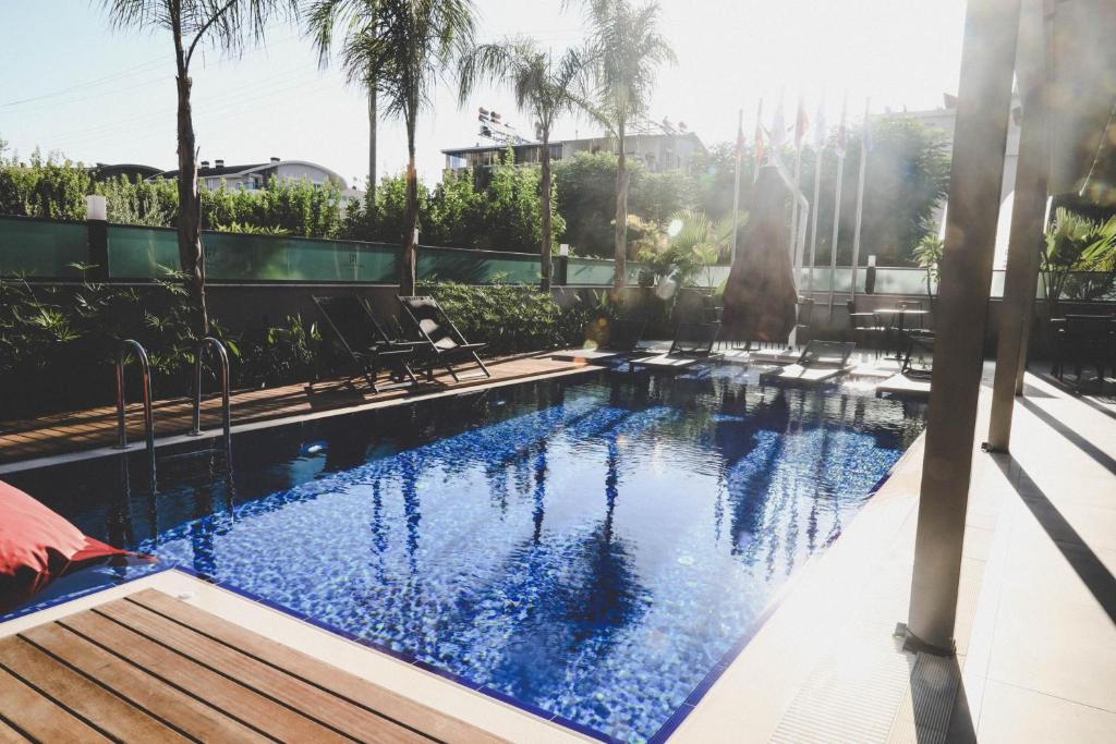 Bazén v ubytování Laren Sea Side Hotel Spa nebo v jeho okolí