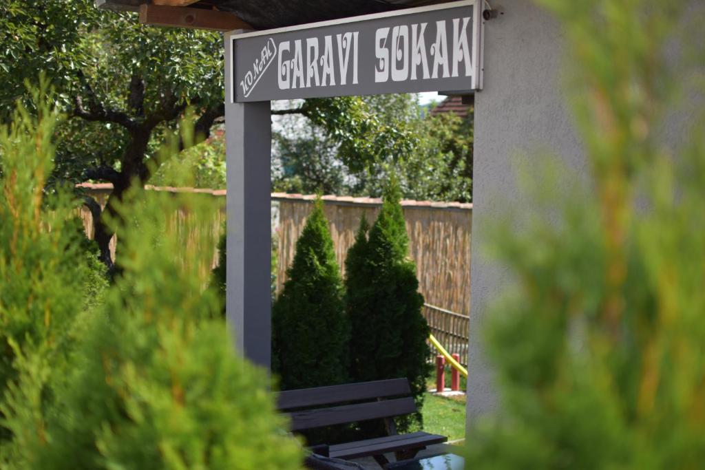 a sign for a bench in a garden at Konak Garavi sokak in Kuršumlija