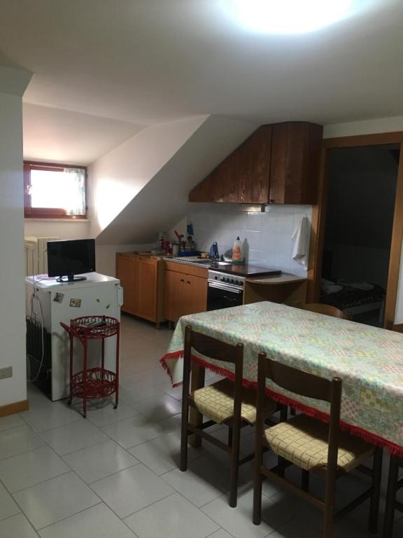 uma cozinha com mesa e cadeiras num quarto em Casa Fara Gino em Ascoli Piceno