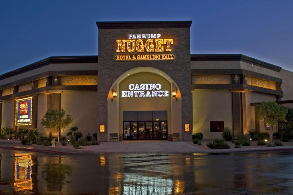 um edifício com uma placa que lê a troca de casino em Pahrump Nugget Hotel & Casino em Pahrump