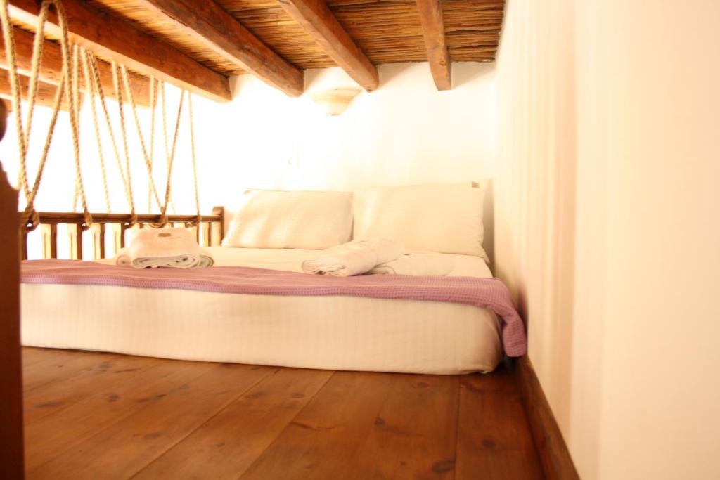 Postel nebo postele na pokoji v ubytování Mariakis Luxury Studios