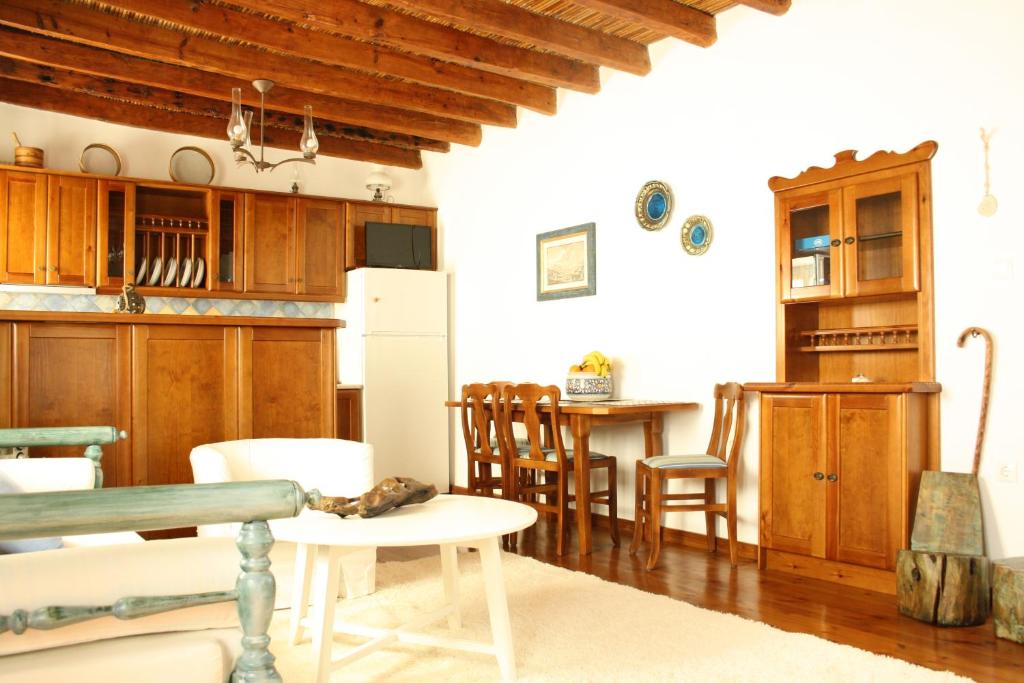 Kuchyň nebo kuchyňský kout v ubytování Mariakis Luxury Studios