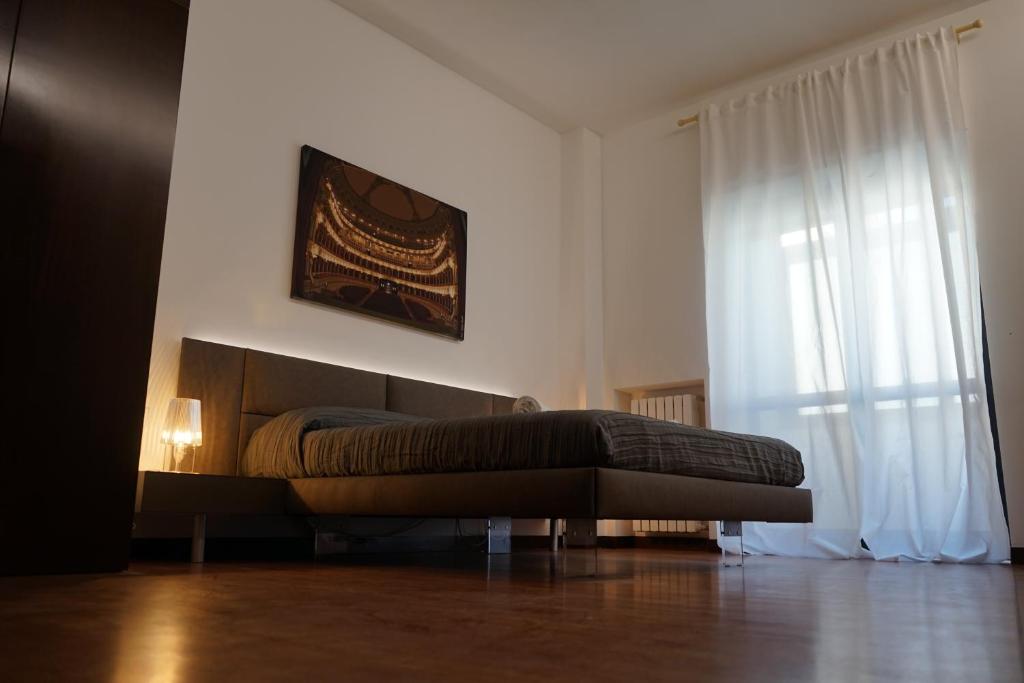 1 dormitorio con cama y ventana en Room 56 - Le Dimore, en Bari