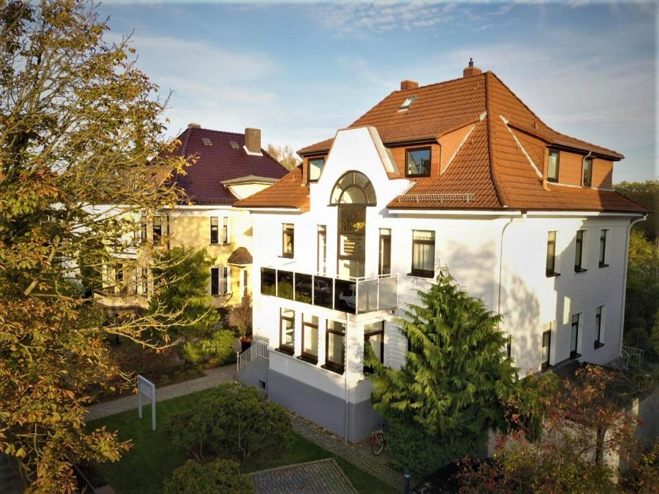 una vista aérea de una casa blanca con techo rojo en Wunderschönes Penthouse im Herzen von Hameln, en Hameln