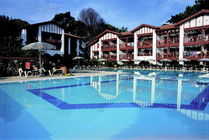 une grande piscine devant un hôtel dans l'établissement Studio 4 personnes Villa Maldagora Ciboure (St jean de Luz/Soccoa), à Ciboure