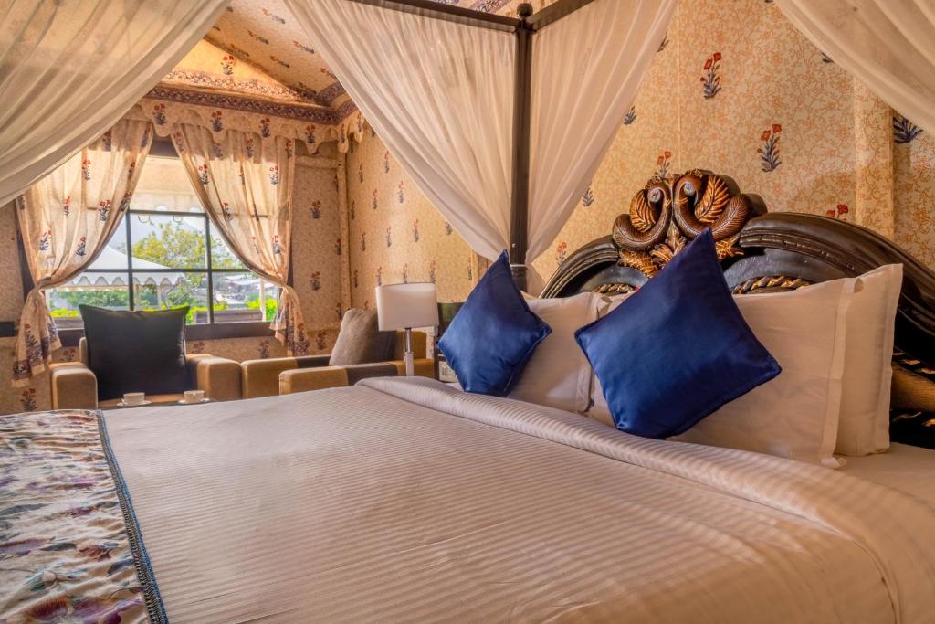 Postel nebo postele na pokoji v ubytování Rawai Luxury Tents Pushkar
