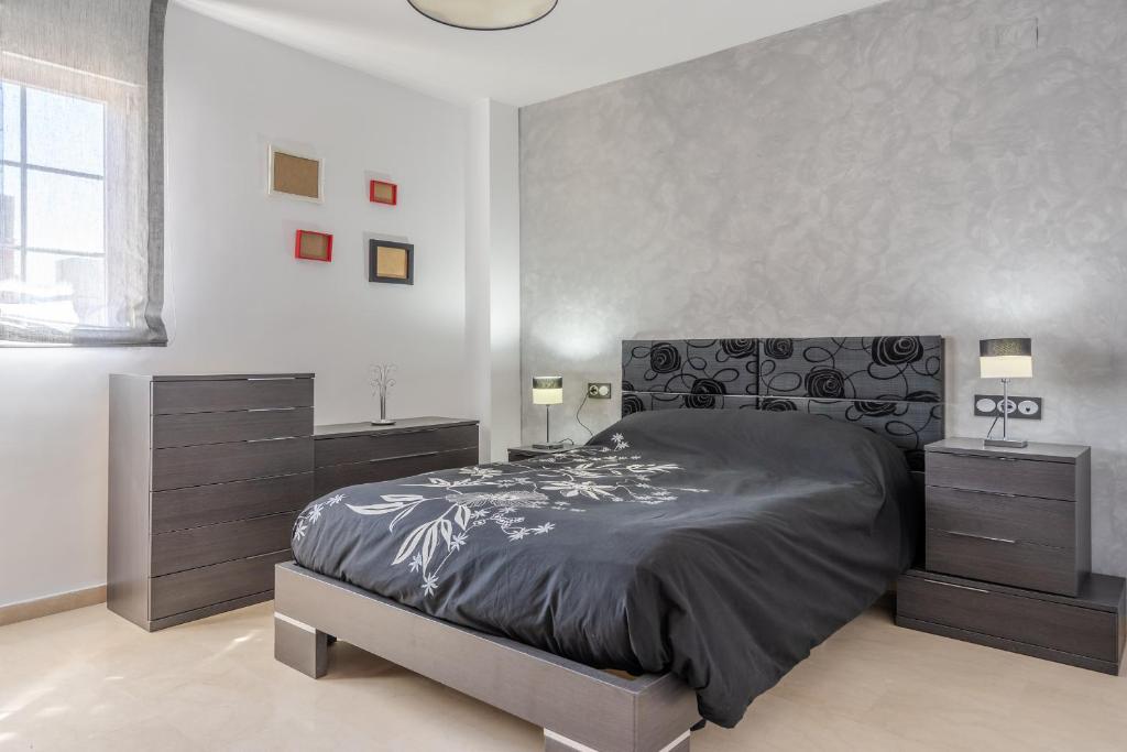 1 dormitorio con 1 cama grande y 2 mesitas de noche en Pianista Apartment Granada by A3Rentals en Granada