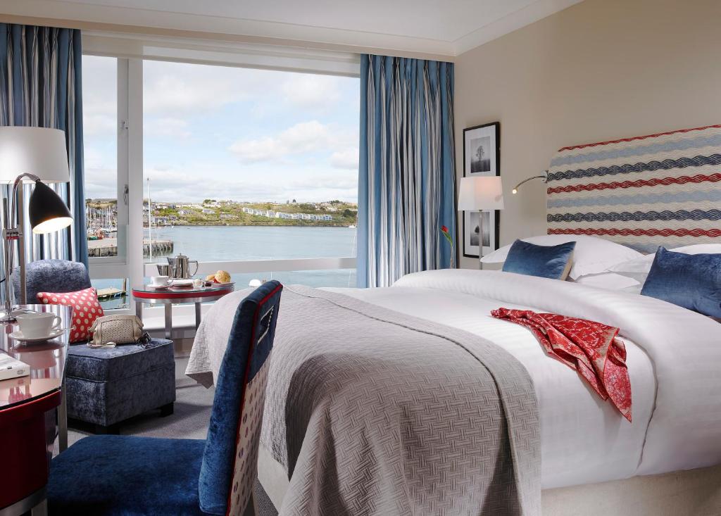 Postel nebo postele na pokoji v ubytování Trident Hotel Kinsale