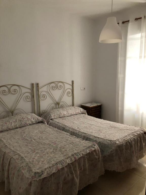 A bed or beds in a room at Pensión Ruiz