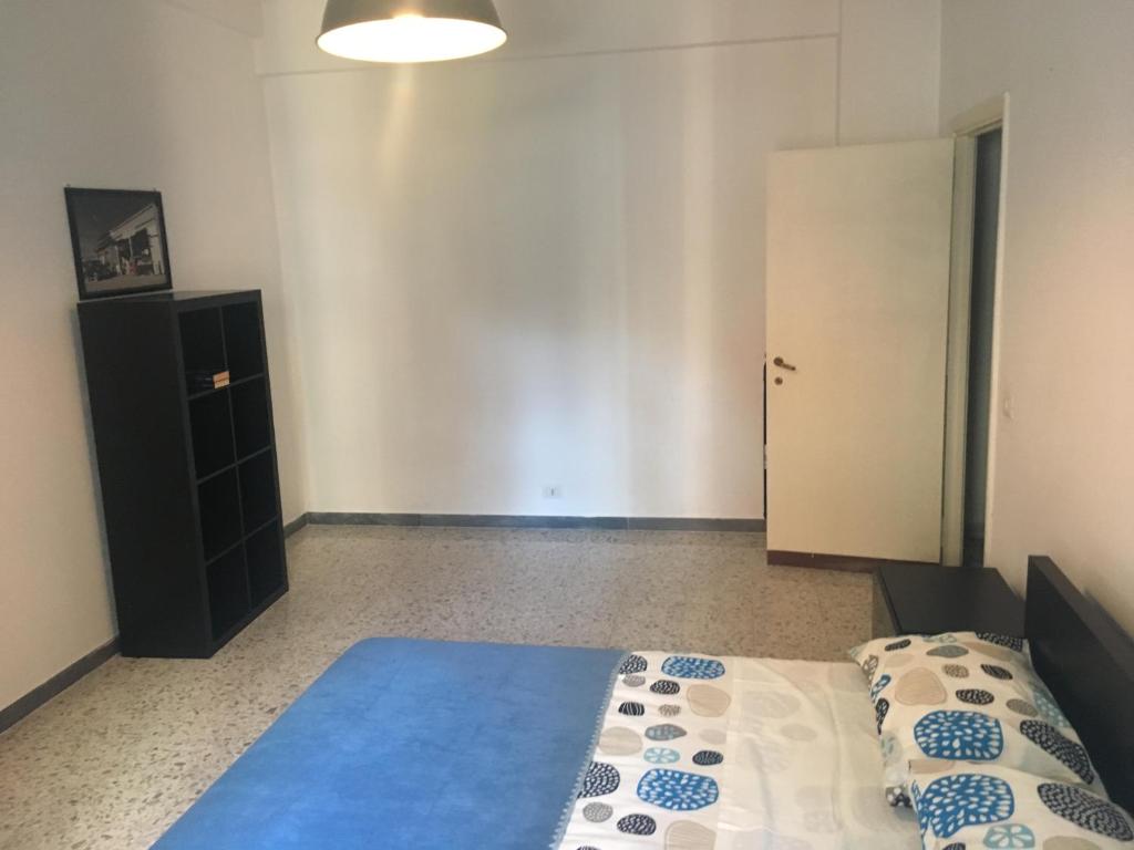 ローマにあるappartamento vigna claraの空き部屋(ベッド1台、ドア付)