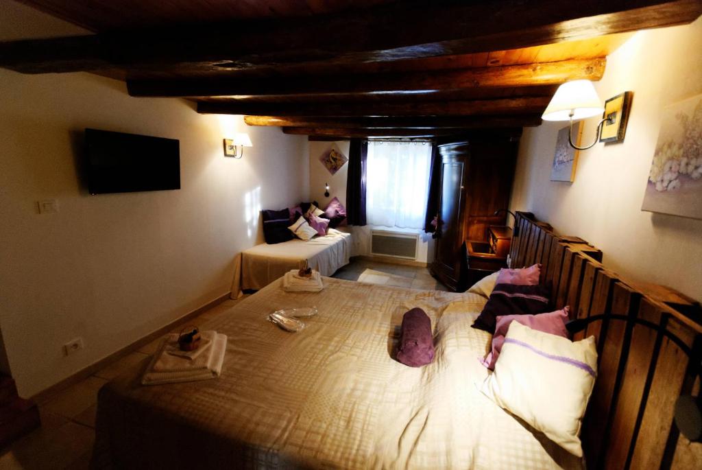 Au dessus de Parady - Triple Room With Shower