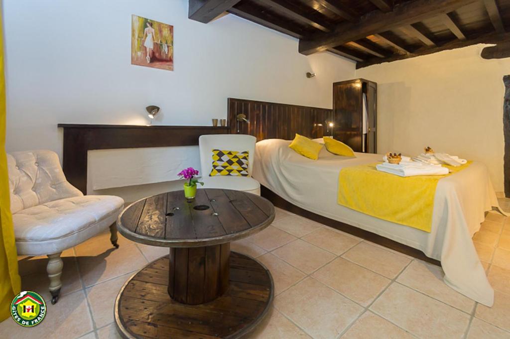 Au dessus de Parady - Double Room With Private Bathroom
