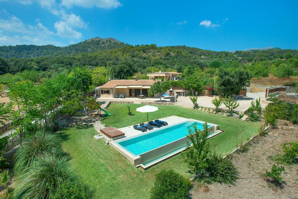 El PortにあるOwl Booking Villa La Rafal - Luxury Retreat with Mountain Viewsのスイミングプール付きのヴィラの空中ビュー