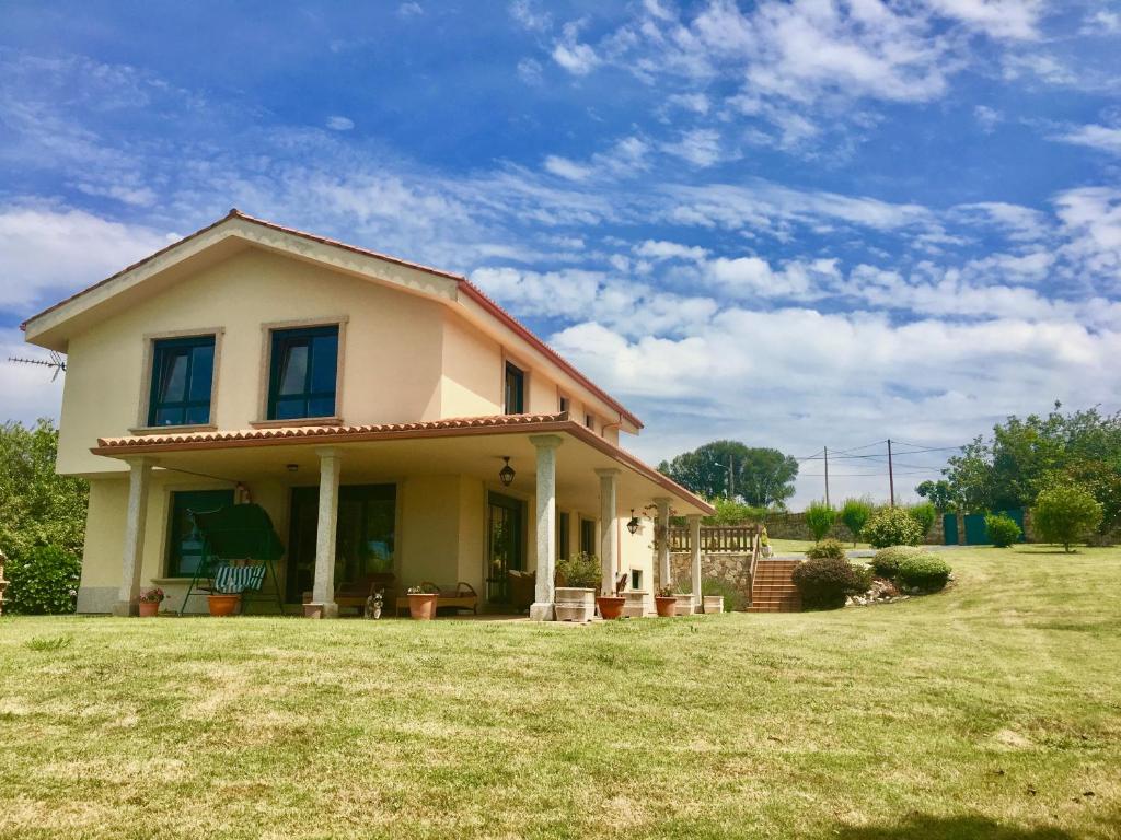 mały domek z trawnikiem w obiekcie Chalet al lado del mar entre Redes y El Raso w mieście Ares