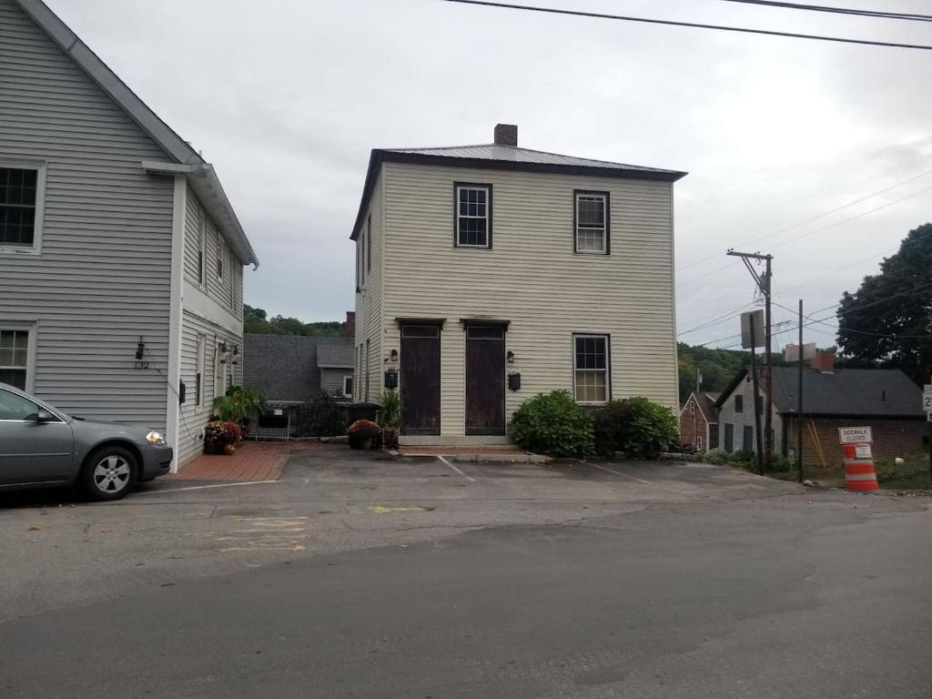 una casa con una macchina parcheggiata di fronte di Old School House a Hallowell