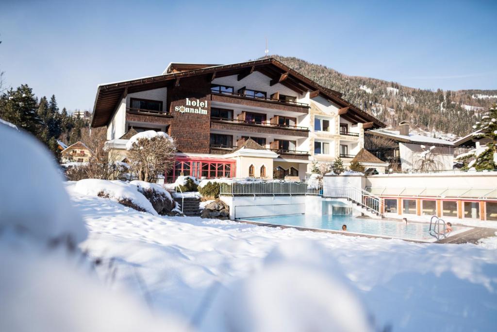 un hotel con piscina en la nieve en Hotel Sonnalm - SPA,Idyll,Dining, en Bad Kleinkirchheim
