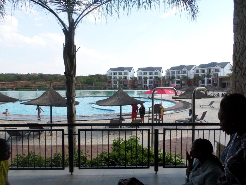 Blick auf den Pool eines Resorts in der Unterkunft The Blyde Crystal Lagoon Cologne3 in Greenview
