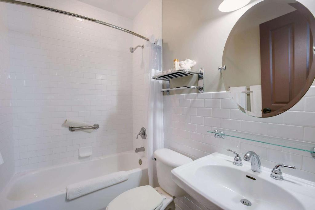 Water Street Hotel & Marina, an Ascend Collection Hotel photo