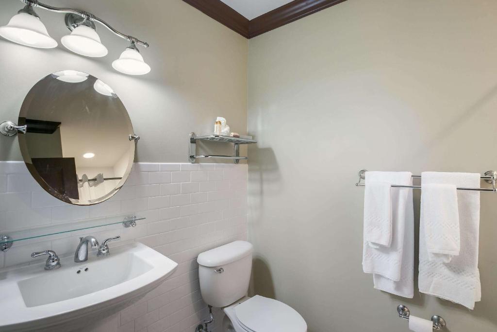 Water Street Hotel & Marina, an Ascend Collection Hotel photo