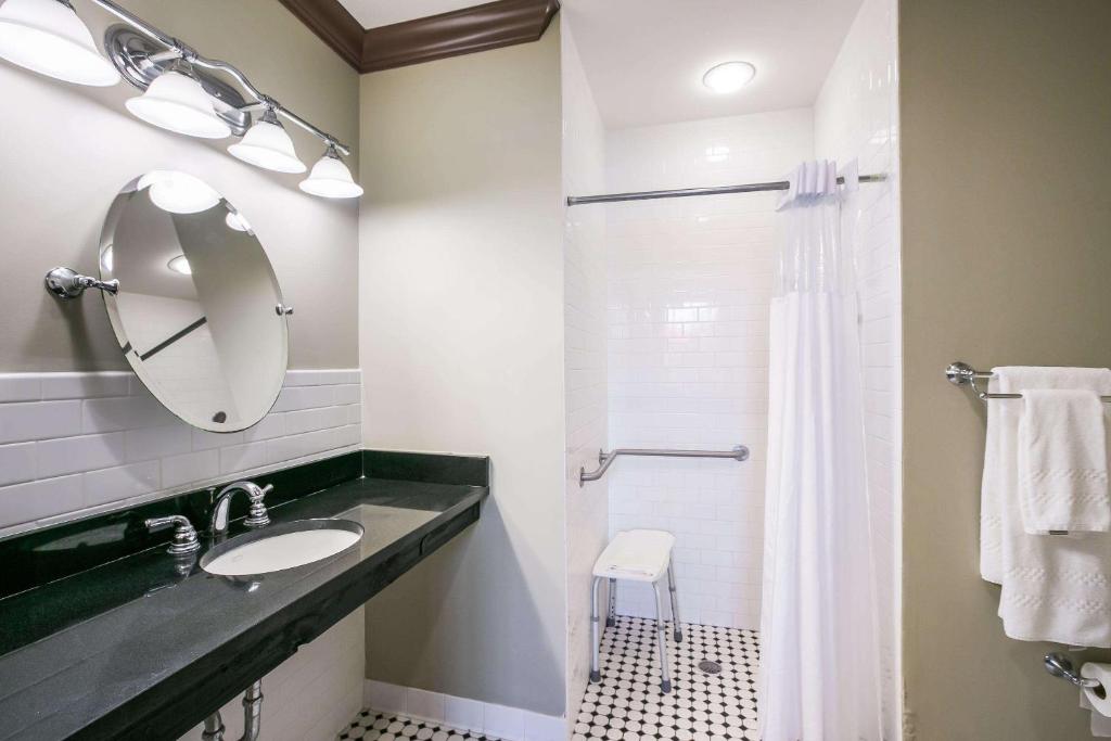 Water Street Hotel & Marina, an Ascend Collection Hotel photo
