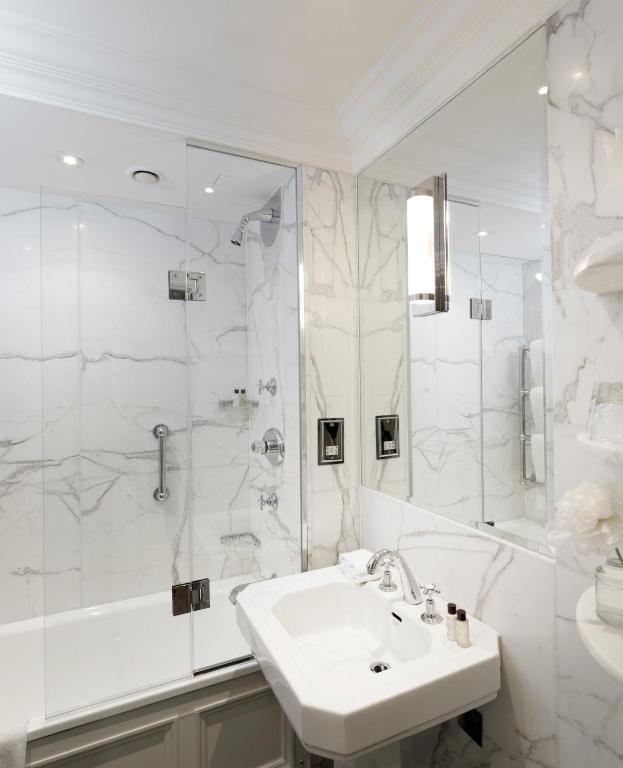 The Athenaeum Hotel & Residences - Deluxe Room