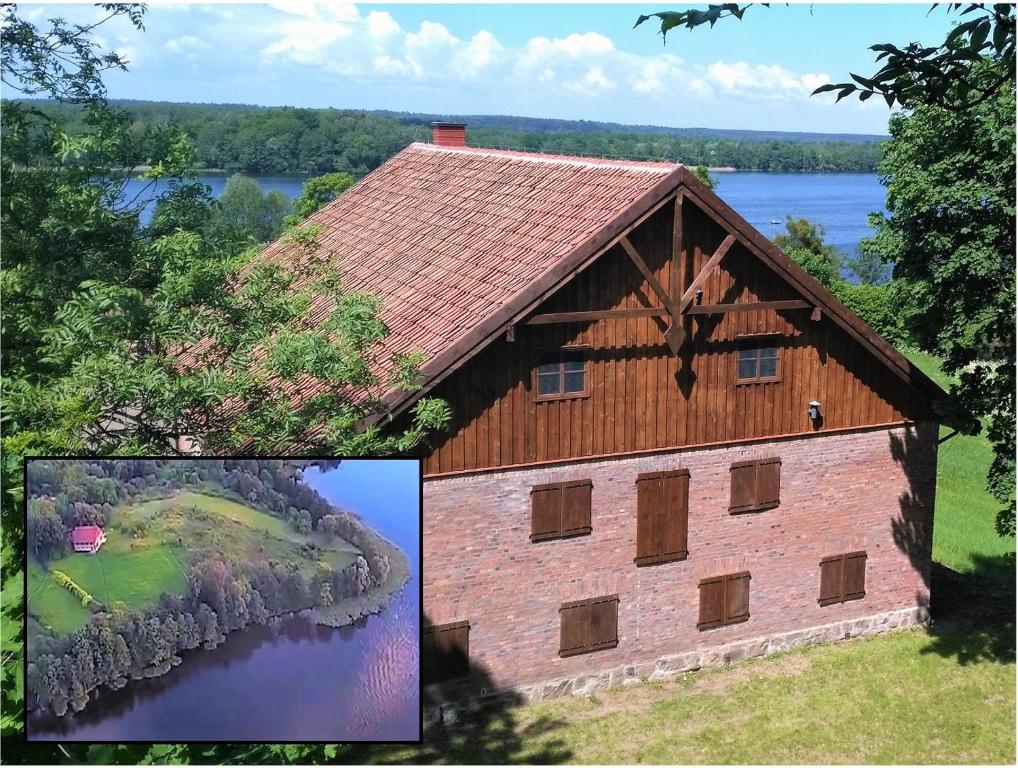 une photo d'une grange avec une photo d'un lac dans l'établissement Spichlerz Nad Jeziorem Dadaj Mazury, à Biskupiec