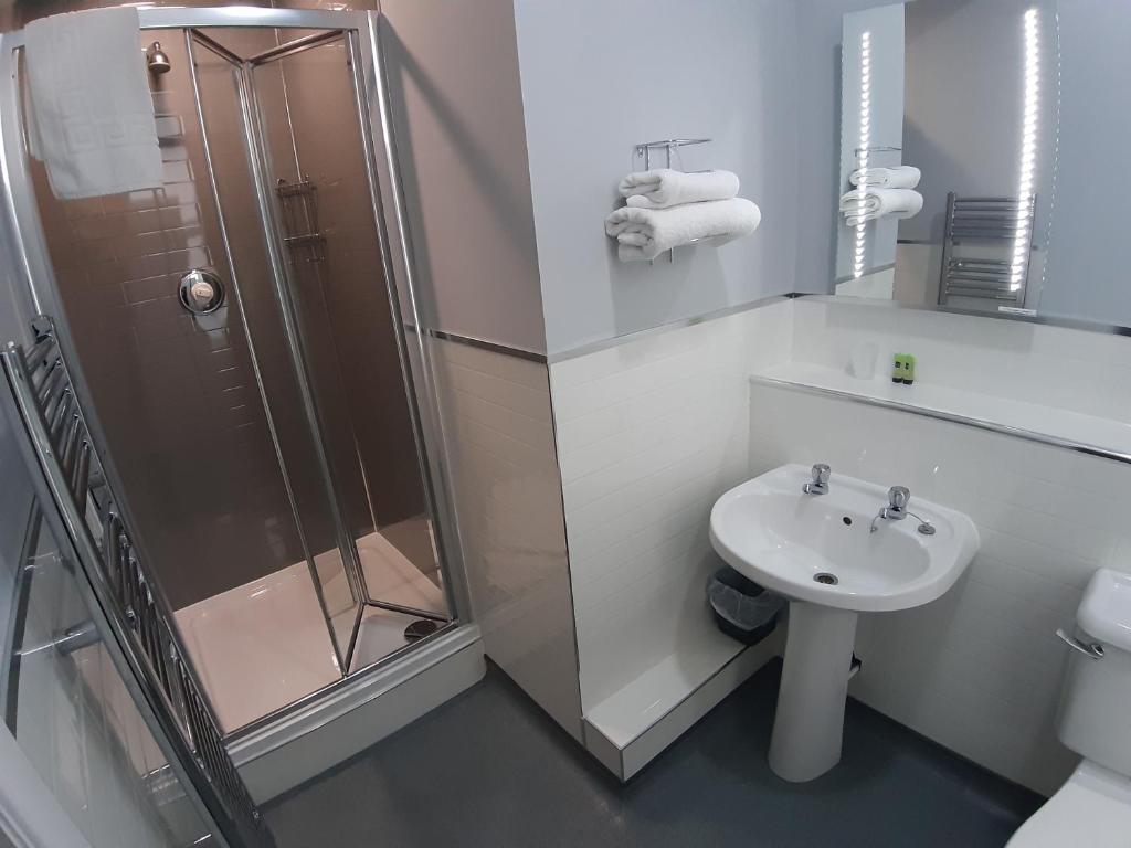 Hanover Hotel & McCartney's Bar - Resim 7