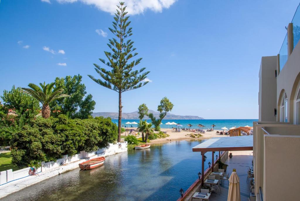 Blick auf einen Fluss mit Booten in der Unterkunft Kalyves Beach Hotel in Kalyves