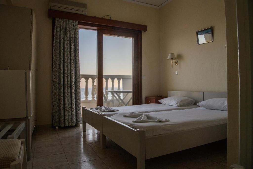 Postel nebo postele na pokoji v ubytování Ariadni Hotel Arvi by Estia