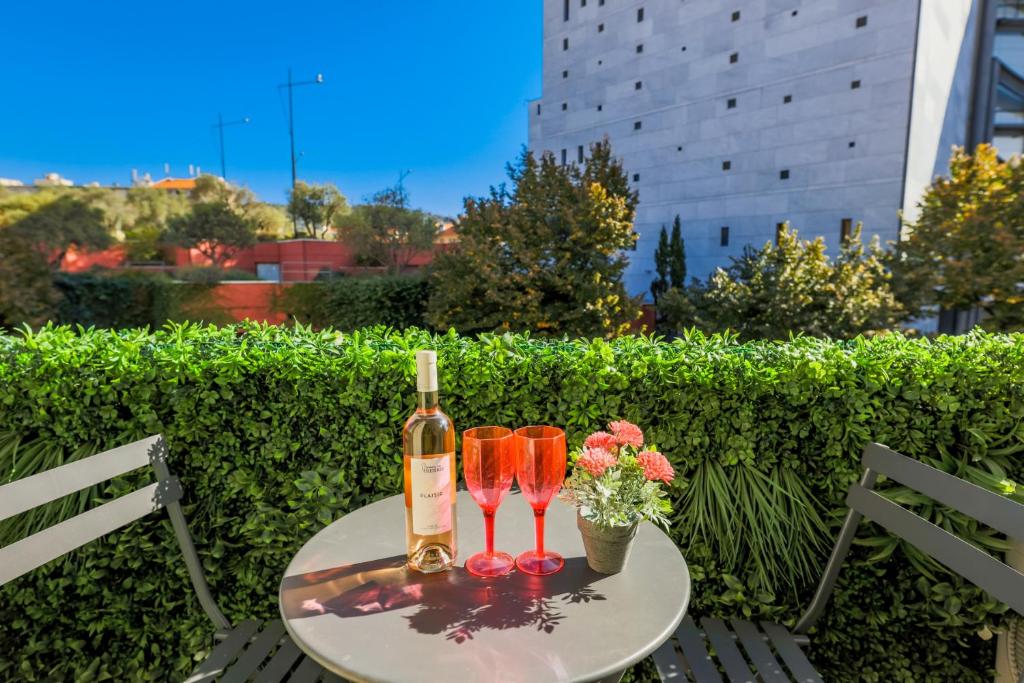 - une table avec 2 verres et une bouteille de vin dans l'établissement MAMAC VIEW NICE, à Nice