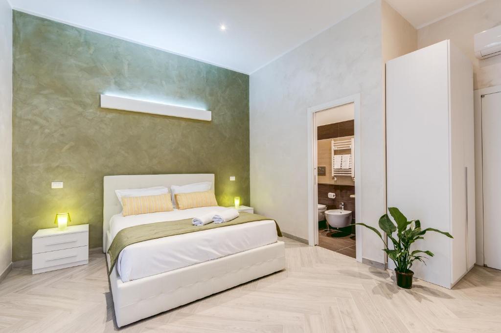 ローマにあるPenta Luxury Houseのベッドルーム(白いベッド1台付)、バスルーム