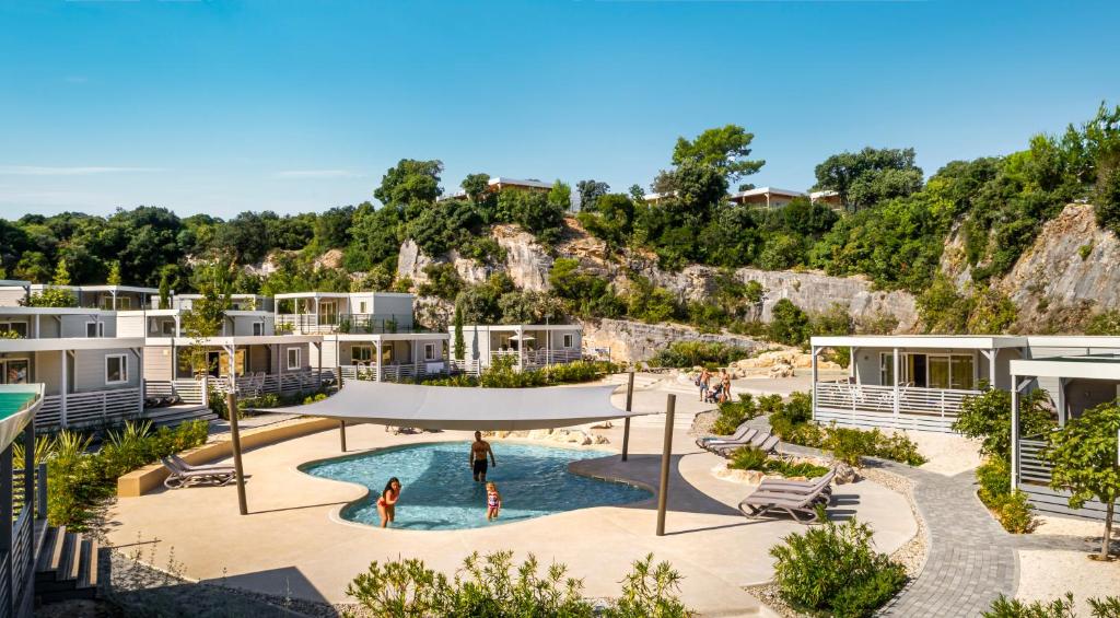 einen Luftblick auf ein Resort mit einem Pool in der Unterkunft Maistra Camping Veštar Mobile homes in Rovinj