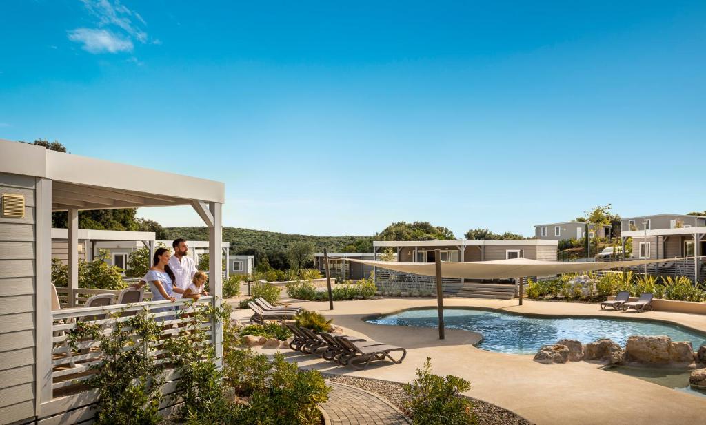 dwie osoby stojące na balkonie domu w obiekcie Maistra Camping Veštar Mobile homes w Rovinj