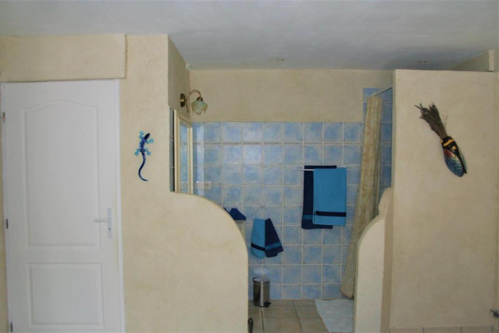 LE MAS DES TARENTES Chambres d'hôtes - Chambre Double Avec Vue De La Piscine