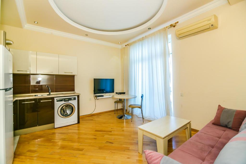 una cucina e un soggiorno con divano e tavolo di Apartment in Boulevard a Baku