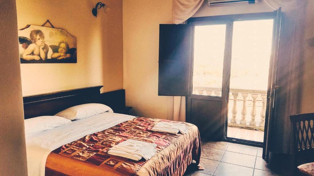 En eller flere senge i et værelse på Hotel La Fontanella