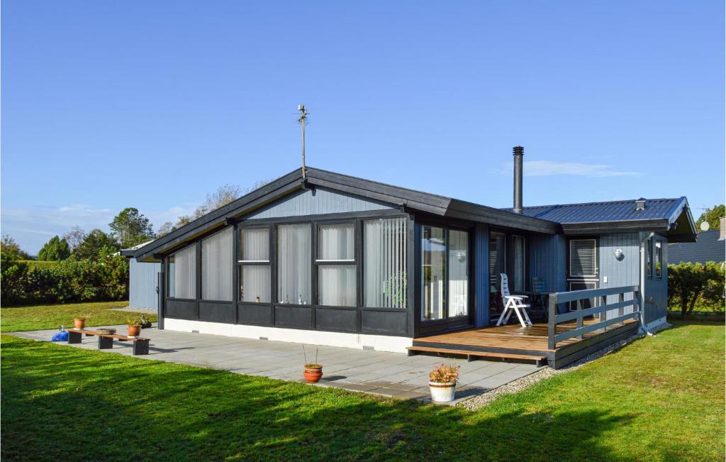 uma casa a preto e branco com um deque em Stunning Home In Hadsund With House Sea View em Hadsund