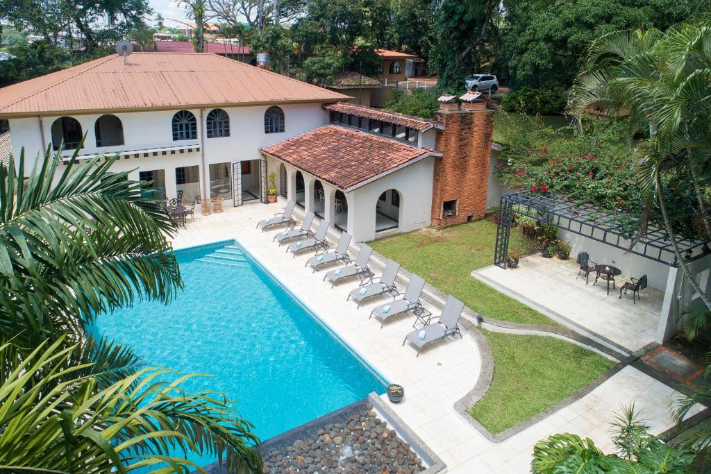an aerial view of a house with a swimming pool at Villa San Ignacio in Alajuela City