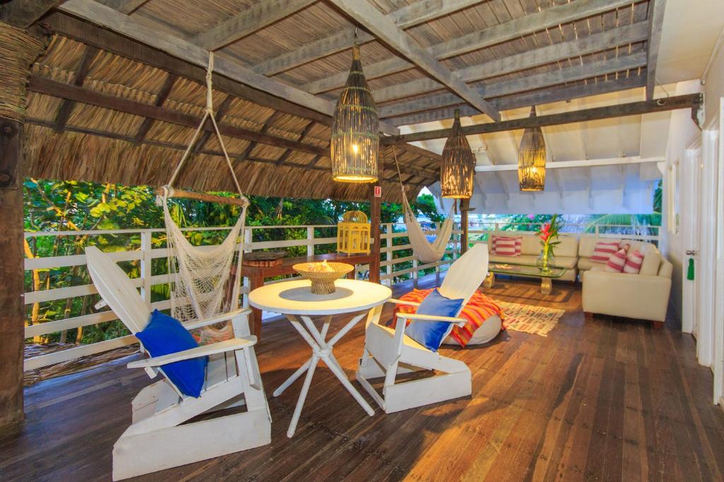 een veranda met stoelen, een tafel en een hangmat bij Kohsamui Casa Hotel Del Mar in Cartagena