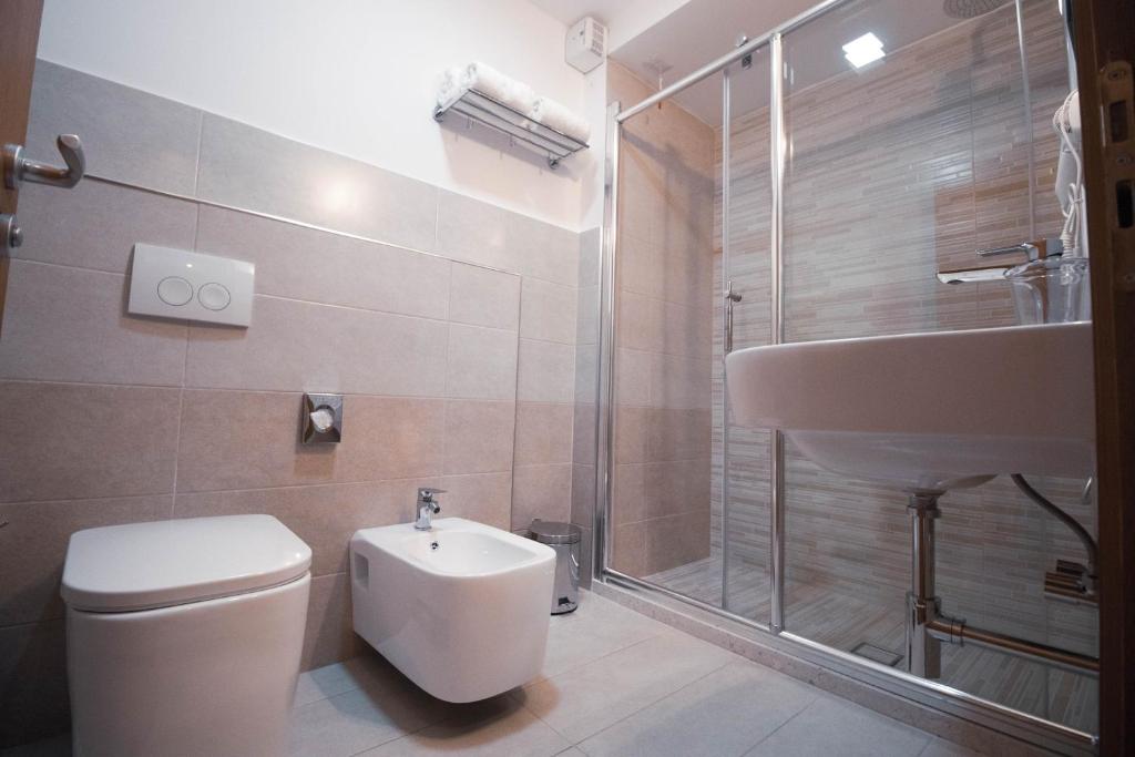 Koupelna v ubytování Albanopolis Hotel