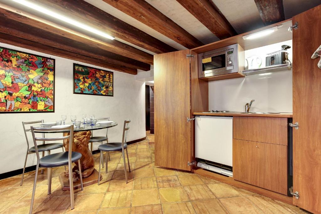 A cozinha ou kitchenette de Canal View Suite in Rialto by Wonderful Italy