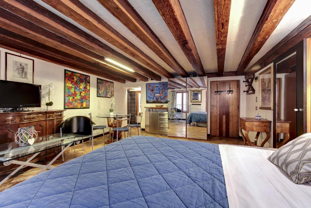 um quarto com uma cama grande e uma televisão em Canal View Suite in Rialto by Wonderful Italy em Veneza