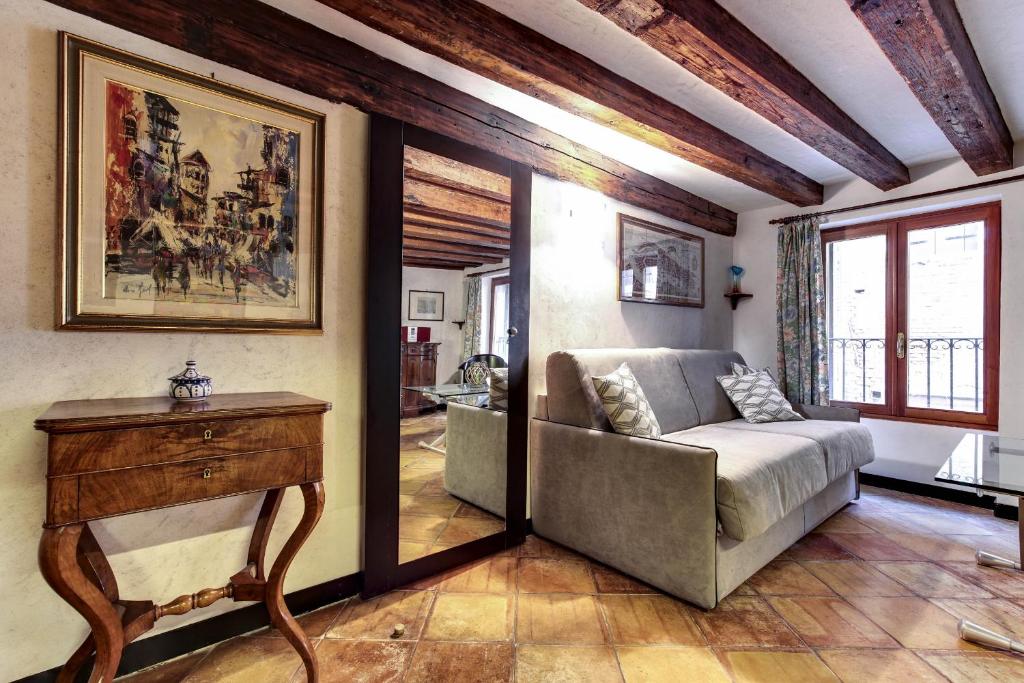 Uma área de estar em Canal View Suite in Rialto by Wonderful Italy