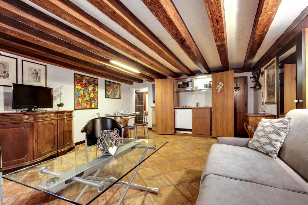 Uma televisão e/ou sistema de entretenimento em Canal View Suite in Rialto by Wonderful Italy