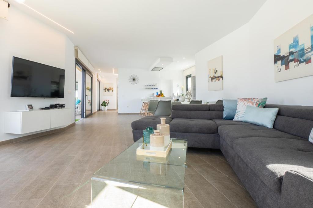 A television and/or entertainment centre at Sea Breeze Villas Lapa and Claca